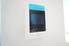 防犯はもちろん、セールスマン対策にもなるモニター付きインターホンです。お子さん1人での留守番時にも活躍しそうです。