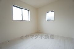 5.25帖。2面採光を確保した明るい室内は、風通しも良く、大変居心地の良い空間となっております。爽やかな風を感じて起きる朝は、快適生活の始まりに。 
