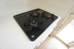 3種類の料理が同時に調理できる、3口ガスコンロ。忙しい夕食の支度時間が短縮できて効率よくお料理が楽しめます。