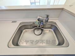 大きなお鍋も楽々洗える幅の広いシンクです＾＾ステンレスシンクなので簡単にお掃除できますよ。洗剤やスポンジもすっきりできる収納付き。