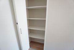 食品や飲料、調理器具を収納できるパントリー付き。週末に買いだめした食料を楽々収納できます。