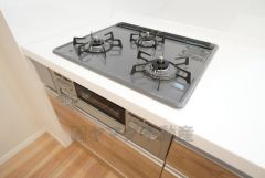 3種類の料理が同時に調理できる、3口ガスコンロ。忙しい夕食の支度時間が短縮できて効率よくお料理が楽しめます。