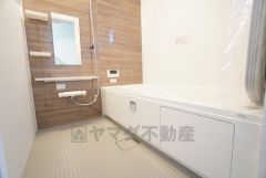 1日の疲れを癒すくつろぎのバスルーム。足を伸ばしてもゆったりと入れるサイズです。お子様と一緒にお風呂に入っても狭くないですね＾