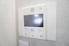 防犯はもちろん、セールスマン対策にもなるモニター付きインターホンです。 来訪者の顔が見えるので安心ですね＾＾