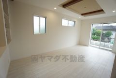 大きな窓のあるリビングは、陽光あふれる明るい空間です。居心地良く、ご家族皆がゆったり寛げる憩いの空間となりそうです。