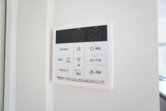 おいだき機能つきなのでお風呂に入る時間が異なるご家庭には嬉しいですね。ボタン一つで快適で便利な生活が＾＾