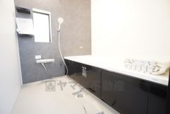 1日の疲れを癒すくつろぎのバスルーム。足を伸ばしてもゆったりと入れるサイズです。お子様と一緒にお風呂に入っても狭くないですね^^