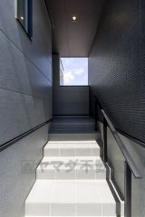 玄関は奥まっていて、人の出入りが見えにくいので防犯面も安心です。