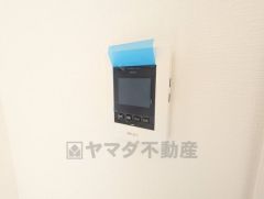 防犯はもちろん、セールスマン対策にもなるモニター付きインターホンです。 来訪者の顔が見えるので安心ですね＾＾