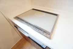 お手入れのしやすいIHクッキングヒーターです。3口コンロなので、効率よくお料理が楽しめます。毎日のお料理も楽しくなりますね＾＾
