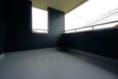 幅広のインナーバルコニーは多少の雨でも洗濯物を守ってくれ、家事を助けてくれること間違いなし。眩しすぎる日差しも和らげます。