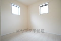 2面採光を確保した明るい室内は、風通しも良く、大変居心地の良い空間となっております。日当たりがよく、子供部屋としての利用もおすすめ。