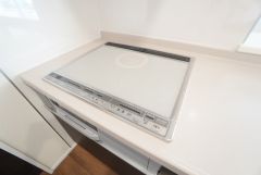 汚れてもサッとふける、お手入れのしやすいIHクッキングヒーター。オール電化なので経済的です。