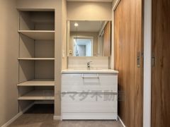 三面鏡裏収納付き洗面化粧台です＾＾ 歯磨きセットやスキンケア用品などの収納に便利ですね。 すぐ横に収納棚付き＾＾パジャマや下着を個室に取りに行く手間が省けます。 