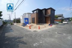 2号棟は角地なので、開放感が得られます。 また、日差しが入りやすく、家の奥まで明るくなるのが嬉しいポイントです。 