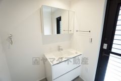 三面鏡裏収納付き洗面化粧台です＾＾ 歯磨きセットやスキンケア用品などの収納に便利ですね。