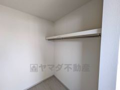 2階6帖洋室。ハンガーパイプ付きのウォークインクローゼットが設けられています。たっぷり収納できるので衣替えの心配もいりませんね＾＾