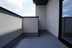 陽当たりの良いバルコニーです。お洗濯やお布団干しはもちろん、日光浴スペースにも＾＾足元は防水工事施工済です。