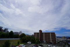 目の前に日差しを遮る建物がないので、日当たり＆風通し良好です＾＾心地よい自然の光や風を感じることができ、ほどよく開放感のある空間がつくれます。