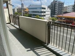 広々としたバルコニー。 天気のいい日にはお布団もまとめて干せそうですね＾＾