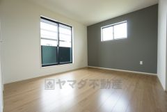7帖。主寝室としてお使いいただけそうなこちらのお部屋は、日当たりが良く、爽やかな風を感じて起きる朝は、快適生活の始まりに。アクセントクロスでお洒落な空間＾＾