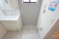 ランドリースペース上部には窓も付いており換気に便利です＾＾