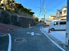前面道路は西側約5.1ｍの公道に面しています。住人以外の車の進入も少なく、小さなお子様を持つご家庭にも安心です。