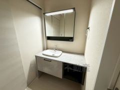 三面鏡裏収納付き洗面化粧台です＾＾ 歯磨きセットやスキンケア用品などの収納に便利ですね。 生活感も隠すことができ、来客時にも安心です。