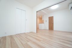 主寝室としてお使いいただけそうなこちらのお部屋は、日当たりが良く、爽やかな風を感じて起きる朝は、快適生活の始まりに。 