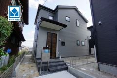 現地（2024年11月）撮影。西鉄バス停、マルショク徒歩約6分。鶴田小学校徒歩9分と子育て家族におすすめ＾＾