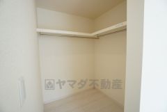 2階2洋室にハンガーパイプ付きのウォークインクローゼットが設けられています。たっぷり収納できるので衣替えの心配もいりませんね＾＾