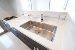複数の調理を一度に行うことができる3口コンロ・広々としたステンレスシンク・食事の後の手間を解消する食器洗い乾燥機付。