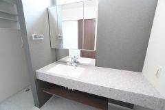 収納が隠れて使いやすい、シャワー付き三面鏡洗面ドレッサーです。清潔感を保ちやすいフルフラットカウンター付で朝の身支度も楽々＾＾