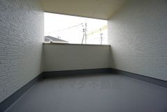 幅広のインナーバルコニーは多少の雨でも洗濯物を守ってくれ、家事を助けてくれること間違いなし。眩しすぎる日差しも和らげます。