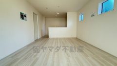 窓から光が差し込む明るいダイニング＾＾