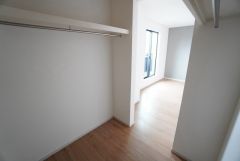 収納力豊富なウォークインクローゼット。洋服や小物などを1箇所にまとめて美しい収納を実現します。スーツケースのような大型の荷物も置けます＾＾