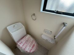 1階2階の2ヶ所にトイレがありますので、忙しい朝にも家族に気を使わず、ゆとりが生まれますね＾＾小窓付きで換気する時に便利です＾＾