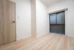 ご夫婦お二人のプライベートシーンを演出する寝室は、ウォークインクローゼット付き。バルコニーに面しており、明るい陽射しが差し込みます。