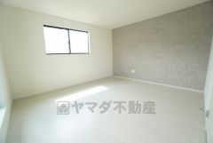 主寝室としても利用できる約8帖の洋室は南側にバルコニーがあり、日当たり良好です。温かい光の差し込むゆとりのある居室をぜひ現地にてご確認くださいませ＾＾