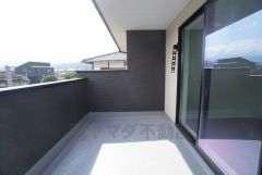 南東向きで陽当たりの良いバルコニーです。お洗濯やお布団干しはもちろん、日光浴スペースにも＾＾足元は防水工事施工済です。