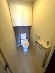 上部棚収納、手洗いスペース付きのトイレです。