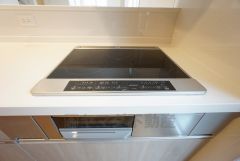 お手入れのしやすいIHクッキングヒーターです。3口コンロなので、効率よくお料理が楽しめます。毎日のお料理も楽しくなりますね＾＾