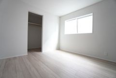ご夫婦お二人のプライベートシーンを演出する寝室は、大容量のウォークインクローゼット付き。バルコニーに面しており、明るい陽射しが差し込みます。
