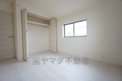 5.34帖。住む人のこだわりを活かす洋室＾＾広めのクローゼットもあり荷物もすっきり片付けられ、ゆとりのある暮らしが出来ます＾＾