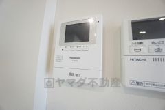 防犯はもちろん、セールスマン対策にもなるモニター付きインターホンです。 来訪者の顔が見えるので安心ですね＾＾