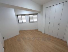 5.8帖。住む人のこだわりを活かす洋室＾＾広めのクローゼットもあり荷物もすっきり片付けられ、ゆとりのある暮らしが出来ます＾＾