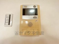 防犯はもちろん、セールスマン対策にもなるモニター付きインターホンです。お子さん1人での留守番時にも活躍しそうです。 