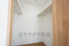 ウォークインクローゼット付き＾＾ハンガーパイプ下にボックスを置いて、枕棚を活用して、たっぷりと収納できそうです＾＾