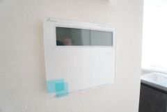 キッチン横からお湯張り、追い炊き、足し湯がボタン一つで楽々操作できる給湯機リモコンです。忙しい夕飯準備の時間帯に重宝しますね。