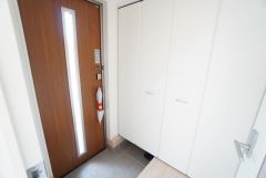 玄関扉にスリットのある明るい玄関です＾＾たっぷり収納できるシューズボックス付き。家族全員の靴がきれいに整頓できます。 